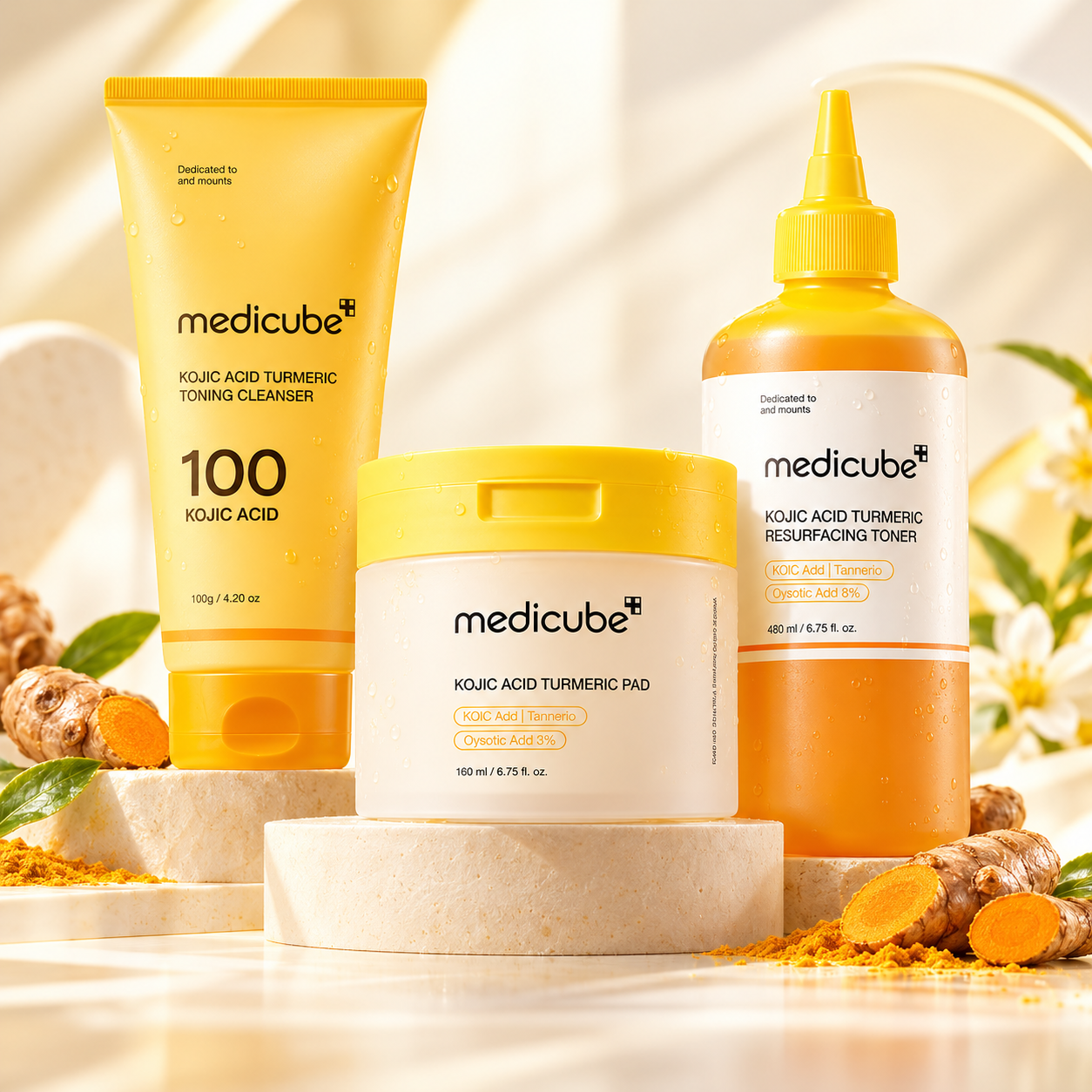 Pack Medicube Kojic Acid Turmeric de 3 soins avec nettoyant, pads exfoliants et tonique pour atténuer l'apparence des taches et illuminer le teint.