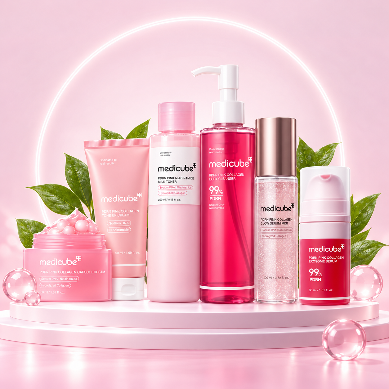 Six produits Medicube PDRN Pink présentés sur un podium rose, avec crème capsules, lotion, nettoyant et soins visage.